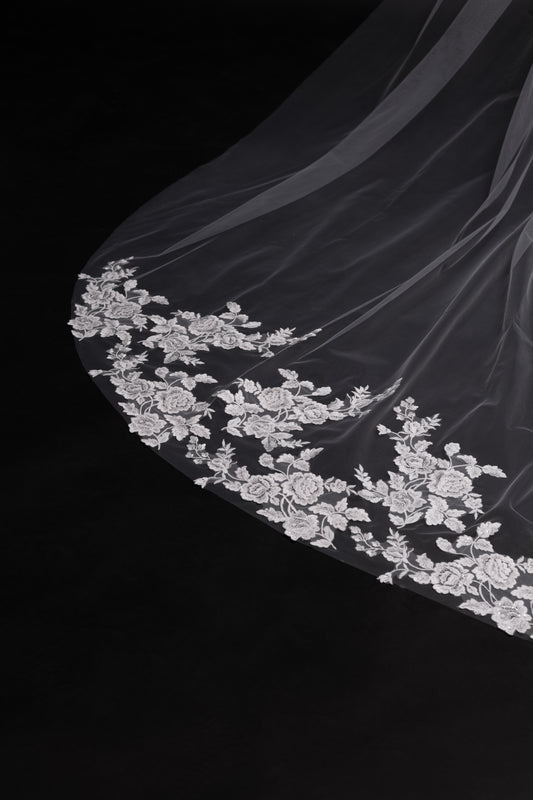 "Tanzanite" Long white veil for the bride with lace detaling, length 300 cm